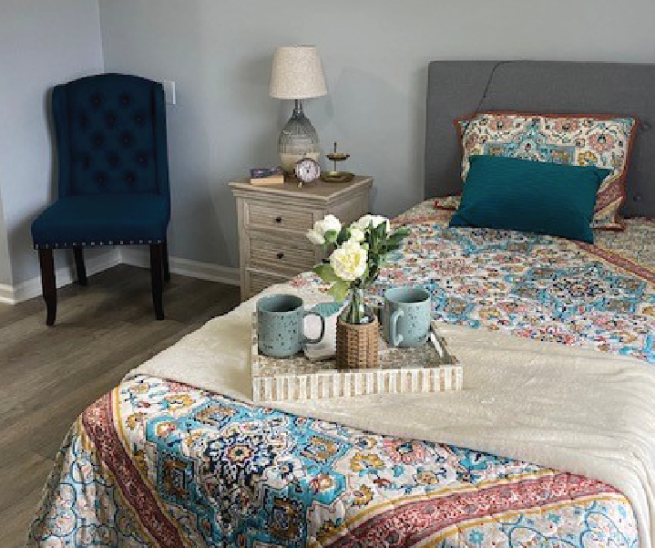 cottage-twin-bed twin bed in an assisted living cottage at the courtyard